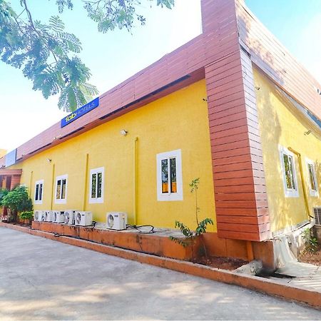 Fabexpress Airport Stay Inn - Nr Hyderabad International Airport, Shamshabad Dış mekan fotoğraf